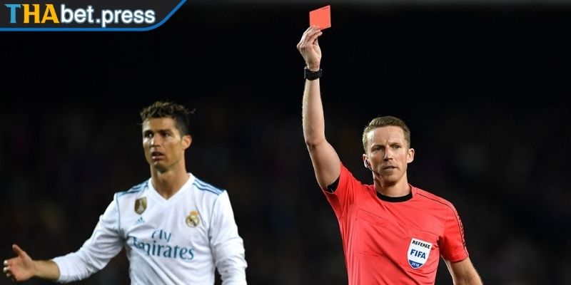 Kết hợp với thống kê thẻ phạt mùa giải